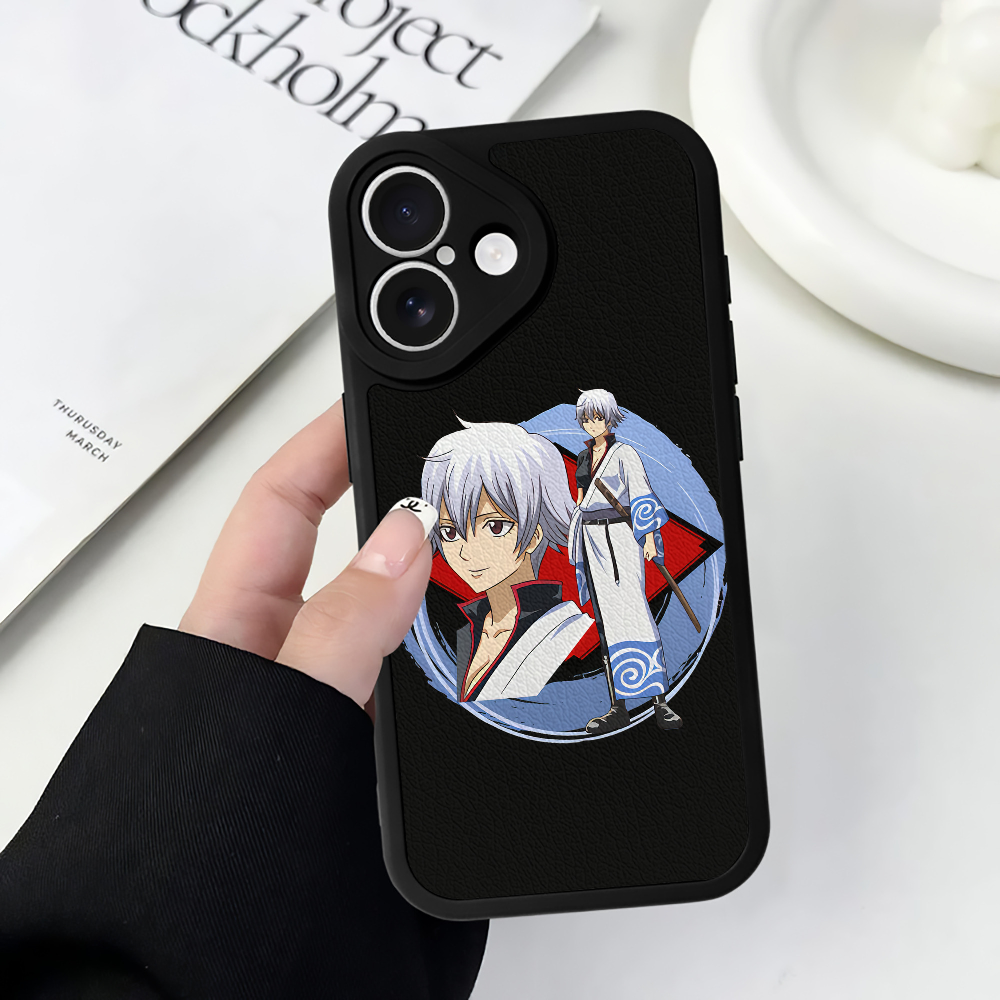 （画像用） ぎんたま 坂田銀時（さかたぎんとき） 神楽 志村新八（しむら しんぱち） GINTAMA Sakata Gintoki Kagura Shimura Shinpachi 【iPhone 16シリーズ対応】シリコンスマホケース（レザー調） 材質：シリコン